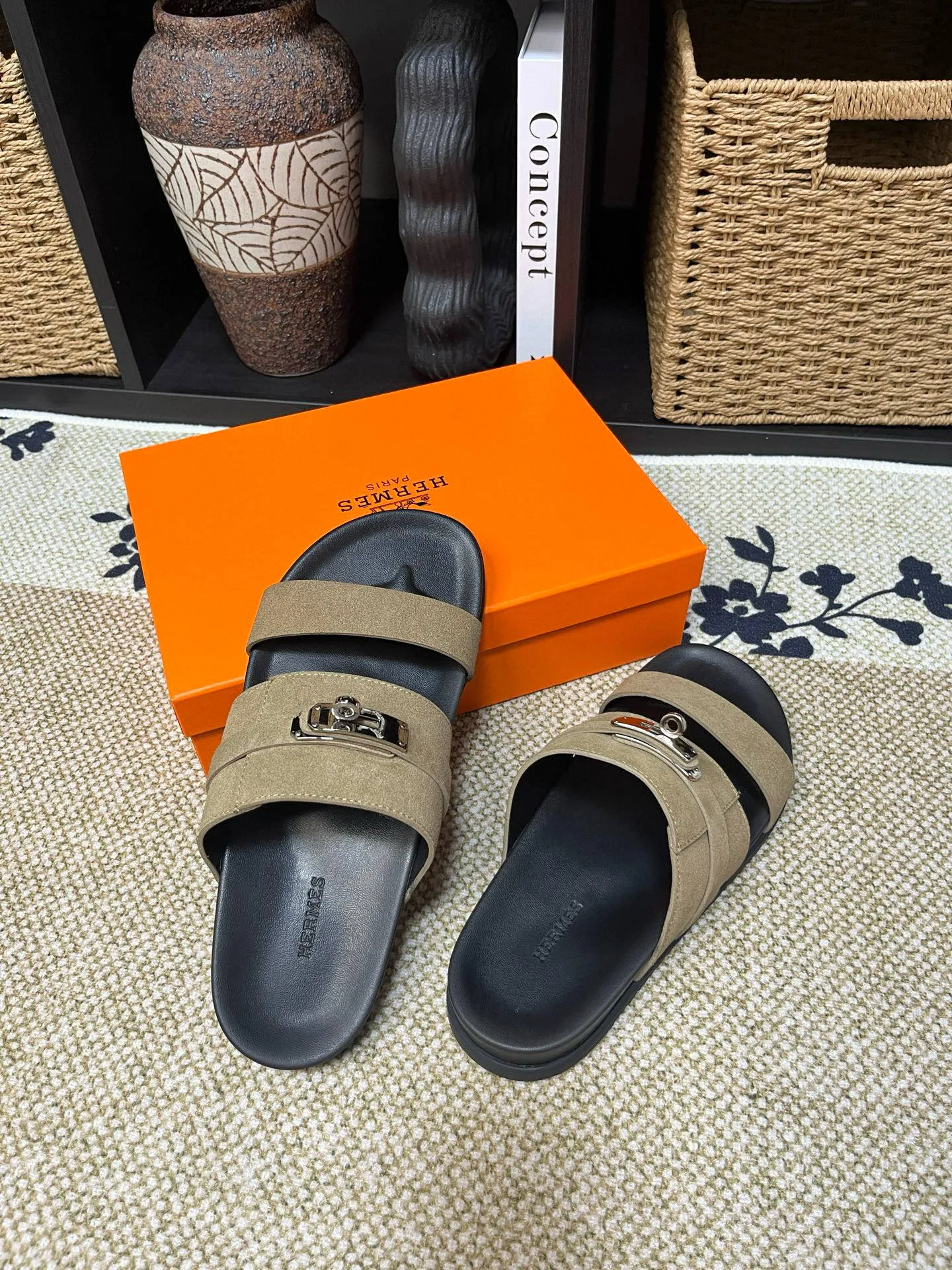 P300 Long-term stock Hermes men’s Kazimir slippers for couples - top quality woven calfskin functional sandals with intertwined uppers inspired by the “H” iconic pattern to create a casual look, perfect for summer. Imported cowhide + cowhide lining + TUP outsole Size: 35-46